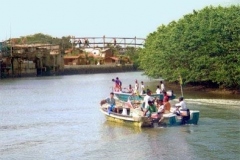Canoa bajo puente de Atacames
